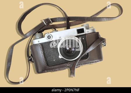 Alte Entfernungsmesser-Oldtimer-Kamera auf gelbem Hintergrund Stockfoto