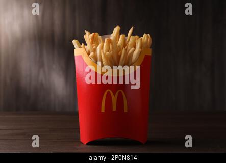 MYKOLAIV, UKRAINE - 12. AUGUST 2021: Große Portion von McDonald's Pommes auf einem Holztisch Stockfoto