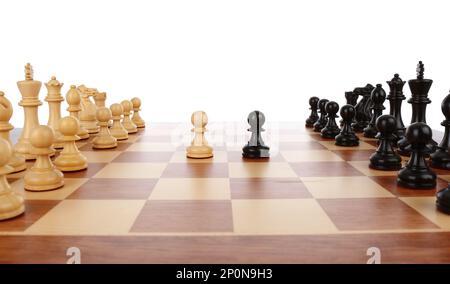 Schachfiguren auf einem Holzbrett vor weißem Hintergrund Stockfoto