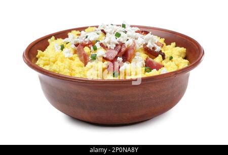 Schmackhafter Banosh mit Brynza und Schweinegrieben in der Schüssel isoliert auf weiß. Traditionelles ukrainisches Gericht Stockfoto