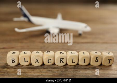 Würfel mit Wort Blacklist auf Holztisch, Nahaufnahme Stockfoto