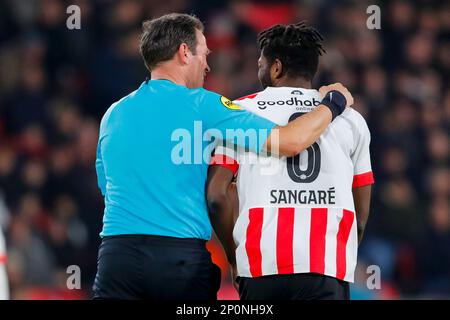 02-03-2023: Sport: PSV gegen ADO (KNVB Cup) EINDHOVEN, NIEDERLANDE - MÄRZ 2: Schiedsrichter Bas Nijhuis und Ibrahim Sangare (PSV) während des Spiels KNVB Beker Stockfoto