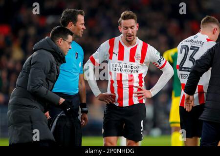 02-03-2023: Sport: PSV V V ADO (KNVB Cup) EINDHOVEN, NIEDERLANDE - MÄRZ 2: Schiedsrichter Bas Nijhuis und Luuk de Jong (PSV) während des Spiels KNVB Beker PSV Stockfoto