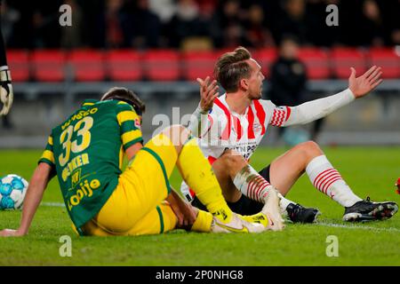 02-03-2023: Sport: PSV V V ADO (KNVB Cup) EINDHOVEN, NIEDERLANDE - MÄRZ 2: Luuk de Jong (PSV) und Daryl Werker (ADO Den Haag) während des Spiels KNVB Bek Stockfoto