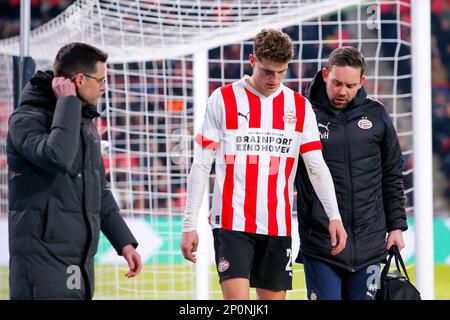 02-03-2023: Sport: PSV V V ADO (KNVB Cup) EINDHOVEN, NIEDERLANDE - MÄRZ 2: Guus Til (PSV) verlässt das Spielfeld mit einer Verletzung während des Spiels KNVB BE Stockfoto