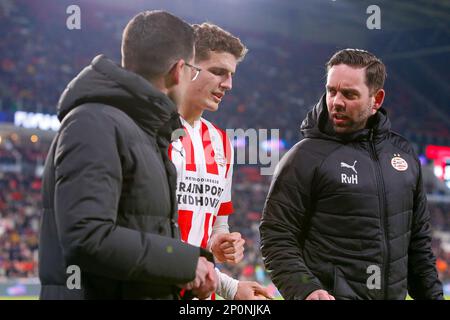 02-03-2023: Sport: PSV V V ADO (KNVB Cup) EINDHOVEN, NIEDERLANDE - MÄRZ 2: Guus Til (PSV) verlässt das Spielfeld mit einer Verletzung während des Spiels KNVB BE Stockfoto