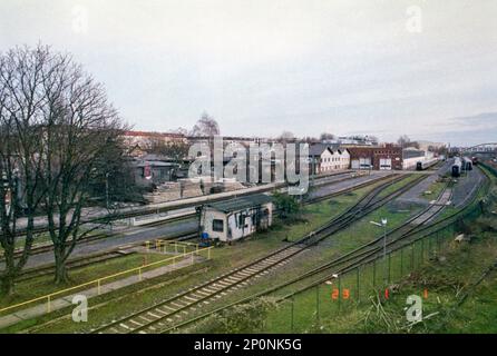 Berlin, Deutschland. S-Bahn und Bahngleise zwischen Warschauer Strasse S-Bahn und RAW Gelande und den ehemaligen Reichsbahn Werke. Stockfoto