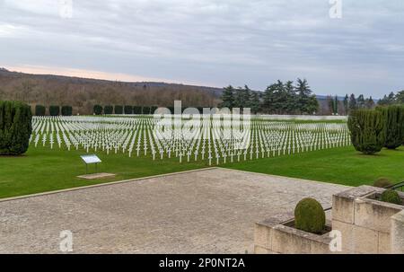 Landschaft mit vielen Dächern rund um das Douaumont-Ossarium, ein Denkmal in der Nähe von Verdun in Frankreich Stockfoto