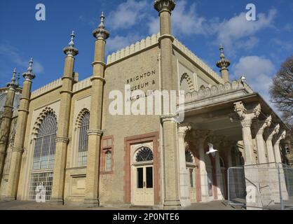 Brighton Museum and Art Gallery, Royal Pavilion Gardens, Brighton, Großbritannien. Februar 27. 2023. Stockfoto