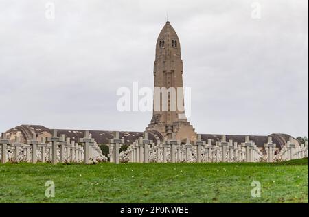 Landschaft rund um das Douaumont-Ossarium, ein Denkmal in der Nähe von Verdun in Frankreich Stockfoto