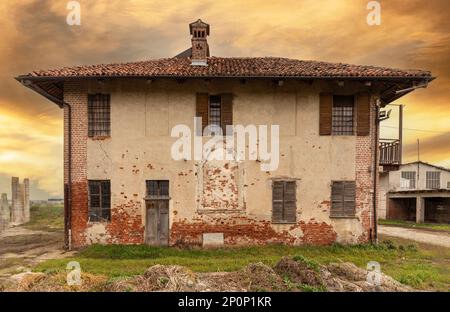 Altes verlassenes Bauernhaus mit typischer ländlicher Architektur des Po-Tals in der Provinz Cuneo, Italien Stockfoto