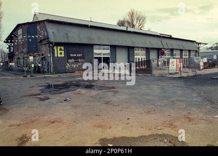 Berlin, Deutschland. Der ehemalige Reichsbahn-Fabrik- und Wartungsstandort in Friedrichshain ist noch immer ein alternativer Ort für Freizeit, Experimente und sehr alte Bauten. datin zurück zur DDR Times und schon lange davor. Es verfolgt eine große Anzahl von Besuchern, Touristen, Kreativen und anderen Enthusiasten. Ein Reiseziel. Stockfoto