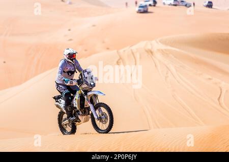 Abu Dhabi – 03/03/2023, 92 FLOREA Ionut (rom), Husqvarna 450 FE, FIM W2RC, Action während der Phase 5 der 2023 Abu Dhabi Desert Challenge, 2. Runde der Saison 2023 W2RC, am 3. März 2023 zwischen Qasr Al Sarab und ADNOC Business Center, Abu Dhabi - Photo Bastien Roux/DPPI Stockfoto