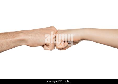 Die Fäuste von Mann und Frau gegeneinander. Faustbrücke. Kampf, Konflikt, Konfliktkonzept. Isoliert auf weiß. Stockfoto