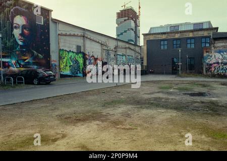 Berlin, Deutschland. Der ehemalige Reichsbahn-Fabrik- und Wartungsstandort in Friedrichshain ist noch immer ein alternativer Ort für Freizeit, Experimente und sehr alte Bauten. datin zurück zur DDR Times und schon lange davor. Es verfolgt eine große Anzahl von Besuchern, Touristen, Kreativen und anderen Enthusiasten. Ein Reiseziel. Stockfoto