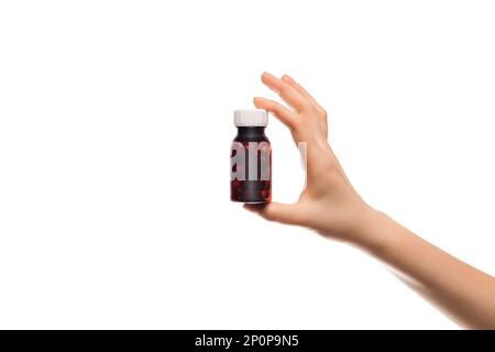 Ein Glas gefüllt mit Fischöl-Pillen in der Hand einer Frau, isoliert auf weiß. Stockfoto