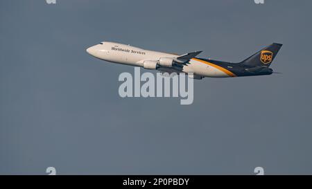 N626UP United Parcel Service (UPS) die Boeing 747-8F startet am 28. Februar 2023 vom Dubai International Airport (DXB) in Dubai, Vereinigte Arabische Emirate. Foto: Victor Fraile / Power Sport Images Stockfoto