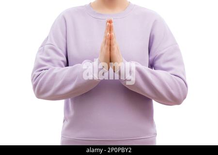 Eine kurze Aufnahme einer Frau in einem übergroßen Lavander-Sweatshirt ist beten. Stockfoto