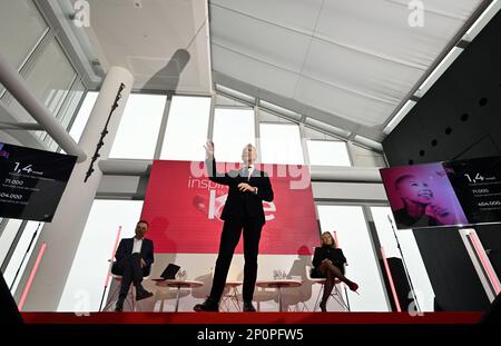 Marc Raisiere, CEO von Belfius, stellte am Freitag, den 03. März 2023, auf einer Pressekonferenz die Ergebnisse der Belfius-Bank für 2022 Jahre im Belfius-Turm, dem Hauptsitz der Bank in Brüssel, vor. BELGA FOTO ERIC LALMAND Stockfoto