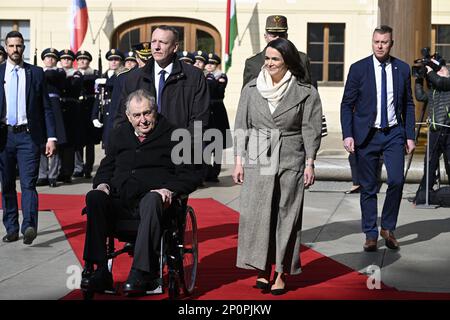 Prag, Tschechische Republik. 03. März 2023. Der tschechische Präsident Milos Zeman begrüßte den ungarischen Präsidenten Katalin Novak am 3. März 2023 auf der Prager Burg in der Tschechischen Republik. Kredit: Katerina Sulova/CTK Photo/Alamy Live News Stockfoto