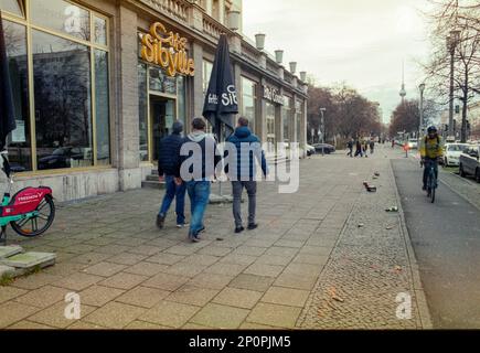 Berlin, Deutschland. Das Café Sibylle in der Karl Marx Allee ist seit Jahrzehnten dort. Im Inneren befindet sich eine Ausstellung über den Bau des Viertels während der ostdeutschen DDR-Zeit, Anfang der 1950er Jahre. Stockfoto