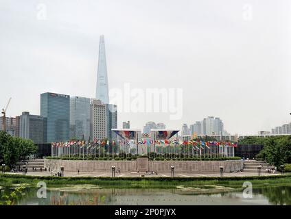 Seoul, Südkorea - Mai 2019: Panoramablick auf den Olympiapark mit World Peace Gate vor Hochhäusern und Lotte World Tower Stockfoto