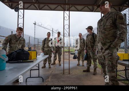 Barksdale Airmen durchqueren während des Trainings Bayou Vigilance am Luftwaffenstützpunkt Barksdale, La., 18. Januar 2023 einen Zutrittskontrollpunkt (Entry Control Point, ECP). ECPs sind vielseitige Methoden, um den Zugang zu eingeschränkten Bereichen bei erhöhtem Kraftschutz zu sichern. Stockfoto