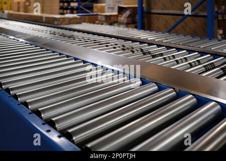 Förderband in einem Fertigungsstandort oder Vertriebslager Stockfoto