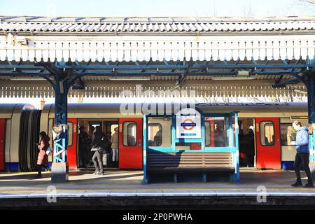 Pretty Turnham Green Station auf der District Line, nach Chiswick, in West London, Großbritannien Stockfoto