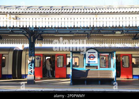 Pretty Turnham Green Station auf der District Line, nach Chiswick, in West London, Großbritannien Stockfoto