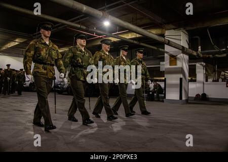 Marines bei der Marine Baracke Washington üben die Ausführung von "Eyes right". Während der Ceremonial Drill School in Marine Barracks Washington, D.C., 18. Januar 2023. Während des 3-wöchigen Kurses verbringen die Marines unzählige Stunden damit, die Bohrbewegungen zu perfektionieren, um sicherzustellen, dass jeder Dienstag Sunset Parade und Freitagabend Parade einwandfrei verläuft. Stockfoto