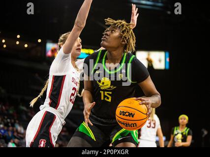 LasVegas, NV, USA. 02. März 2023. A. Oregon Ducks Center Phillipina Kyei (15) geht beim NCAA Women's Basketball Pac -12 Tournament Quarterfinals Game zwischen Oregon Ducks und dem Stanford Cardinal auf den Basketball. Stanford schlug Oregon 76-65 in der Mandalay Bay Michelob Arena Las Vegas, NV. Thurman James /CSM/Alamy Live News Stockfoto