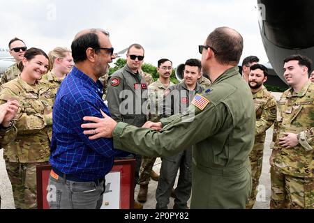 USA Oberstleutnant Taylor Johnston, Operation Vespucci Aircraft Commander, Right, schüttelt einem brasilianischen Vertreter in Rio de Janeiro, Brasilien, 24. Januar 2023 die Hand. Bei jedem Halt der Operation Vespucci wurden lokale Gemeindemitglieder mit Lithografien präsentiert, um ihnen für ihre Gastfreundschaft zu danken. Stockfoto