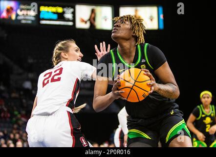 LasVegas, NV, USA. 02. März 2023. A. Oregon Ducks Center Phillipina Kyei (15) geht beim NCAA Women's Basketball Pac -12 Tournament Quarterfinals Game zwischen Oregon Ducks und dem Stanford Cardinal auf den Basketball. Stanford schlug Oregon 76-65 in der Mandalay Bay Michelob Arena Las Vegas, NV. Thurman James /CSM/Alamy Live News Stockfoto