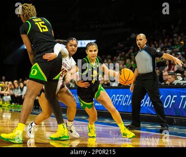 LasVegas, NV, USA. 02. März 2023. A. Oregon Ducks Guard Endyia Rogers (4) geht beim NCAA Women's Basketball Pac -12 Tournament Quarterfinals Game zwischen Oregon Ducks und dem Stanford Cardinal auf den Korb. Stanford schlug Oregon 76-65 in der Mandalay Bay Michelob Arena Las Vegas, NV. Thurman James /CSM/Alamy Live News Stockfoto