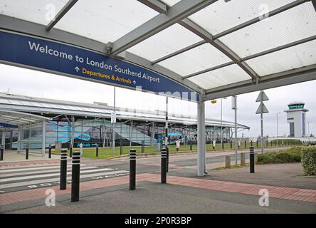 Außenansicht des Hauptterminalgebäudes am Flughafen London Southend, Essex, Großbritannien. Der Flughafen scheint verlassen zu sein. Stockfoto