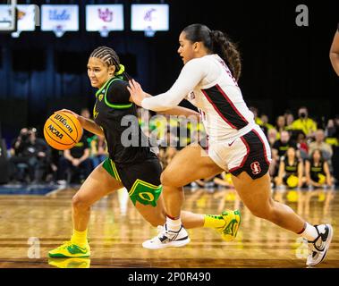 LasVegas, NV, USA. 02. März 2023. A. Oregon Ducks Guard Endyia Rogers (4) geht beim NCAA Women's Basketball Pac -12 Tournament Quarterfinals Game zwischen Oregon Ducks und dem Stanford Cardinal auf den Basketball. Stanford schlug Oregon 76-65 in der Mandalay Bay Michelob Arena Las Vegas, NV. Thurman James /CSM/Alamy Live News Stockfoto