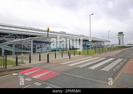 Außenansicht des Hauptterminalgebäudes am Flughafen London Southend, Essex, Großbritannien. Der Flughafen scheint verlassen zu sein. Stockfoto