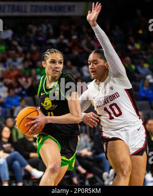LasVegas, NV, USA. 02. März 2023. A. Oregon Ducks Guard Endyia Rogers (4) geht beim NCAA Women's Basketball Pac -12 Tournament Quarterfinals Game zwischen Oregon Ducks und dem Stanford Cardinal auf den Basketball. Stanford schlug Oregon 76-65 in der Mandalay Bay Michelob Arena Las Vegas, NV. Thurman James /CSM/Alamy Live News Stockfoto
