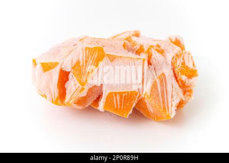 Orangefarbener Kürbis in Würfel gehackt und zur Lagerung eingefroren, Nahaufnahme isoliert auf weißem Hintergrund Stockfoto