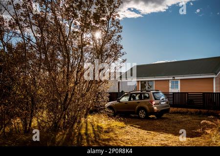 Auto geparkt in isländischem Chalet in Selfoss, Island Stockfoto