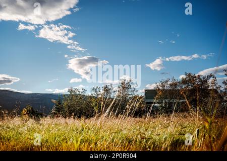 Isländische Wohnung mit blauem Himmel und flauschigen weißen Wolken über fernen Bergketten Stockfoto