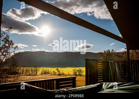 Blick vom isländischen Chalet in Selfoss vom Balkon auf die Bergkette Stockfoto