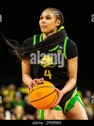 LasVegas, NV, USA. 02. März 2023. A. Oregon Ducks Guard Endyia Rogers (4) schießt den Ball während des NCAA Women's Basketball Pac -12 Tournament Quarterfinals-Spiels zwischen Oregon Ducks und dem Stanford Cardinal. Stanford schlug Oregon 76-65 in der Mandalay Bay Michelob Arena Las Vegas, NV. Thurman James /CSM/Alamy Live News Stockfoto