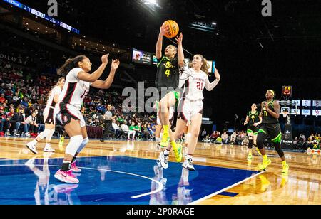 LasVegas, NV, USA. 02. März 2023. A. Oregon Ducks Guard Endyia Rogers (4) fährt beim NCAA Women's Basketball Pac -12 Tournament Quarterfinals zwischen Oregon Ducks und dem Stanford Cardinal auf den Korb. Stanford schlug Oregon 76-65 in der Mandalay Bay Michelob Arena Las Vegas, NV. Thurman James /CSM/Alamy Live News Stockfoto