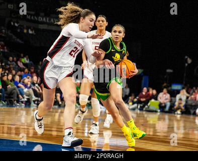 LasVegas, NV, USA. 02. März 2023. A. Oregon Ducks Guard Endyia Rogers (4) fährt beim NCAA Women's Basketball Pac -12 Tournament Quarterfinals zwischen Oregon Ducks und dem Stanford Cardinal auf den Korb. Stanford schlug Oregon 76-65 in der Mandalay Bay Michelob Arena Las Vegas, NV. Thurman James /CSM/Alamy Live News Stockfoto