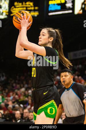 LasVegas, NV, USA. 02. März 2023. A. Oregon Ducks Forward Grace VanSlooten (40) schießt den Ball beim NCAA Women's Basketball Pac -12 Tournament Quarterfinals Spiel zwischen Oregon Ducks und dem Stanford Cardinal. Stanford schlug Oregon 76-65 in der Mandalay Bay Michelob Arena Las Vegas, NV. Thurman James /CSM/Alamy Live News Stockfoto