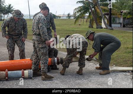 MARINESTÜTZPUNKT GUAM, Santa Rita, Guam (14. Februar 2023) Marinebataillons, die unter dem Kommandeur operieren, Task Force 75 und Marines aus dem Combat Logistics Regiment 3 führen während der Zeit von COPE North 2023 am Marinestützpunkt Guam am am am, 14. Februar 2023, eine Weiterentwicklung des verteilten Küstenlittoralen operativen Treibstofftransfersystems (DLOFTS) durch. Die multilaterale Schulungsveranstaltung umfasst etwa 1.000 US-Bürger Flugzeuge, Marines und Matrosen neben 1.000 kombinierten Mitgliedern der Japan Air Self-Defense Force, der Royal Australian Air Force und der französischen Air- und Space Force. Übungen wie Cope North verbessern die Interoperabilität Stockfoto
