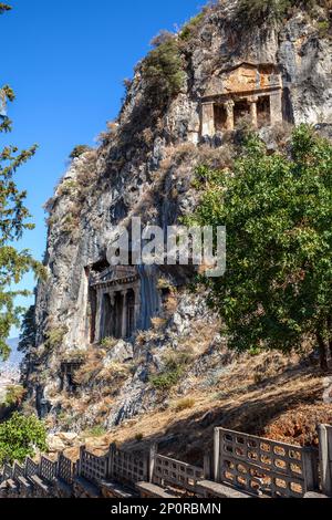 Alte Felsengräber und Sarkophage in Telmessos, Fethiye, Mugla, Türkiye Stockfoto