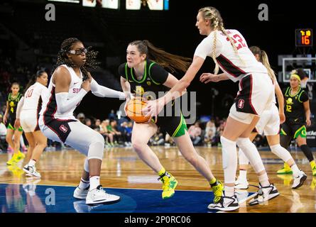 LasVegas, NV, USA. 02. März 2023. A. Oregon Ducks Forward Grace VanSlooten (40) fährt beim NCAA Women's Basketball Pac -12 Tournament Quarterfinals Game zwischen Oregon Ducks und dem Stanford Cardinal auf den Korb. Stanford schlug Oregon 76-65 in der Mandalay Bay Michelob Arena Las Vegas, NV. Thurman James /CSM/Alamy Live News Stockfoto